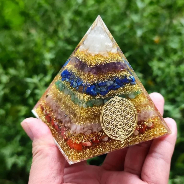 Orgonite pyramide 7 chakras : résine, cuivre et sept pierres naturelles