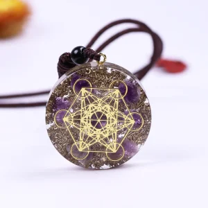 Pendentif Orgonite Améthyste Cube de Métatron Pendentif orgonite améthyste et cube de Métatron, vue de face