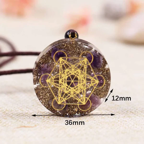Dimensions du pendentif orgonite améthyste : 36 mm de diamètre, 12 mm d’épaisseur