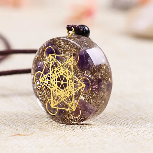 Pendentif orgonite améthyste, vue de trois quarts