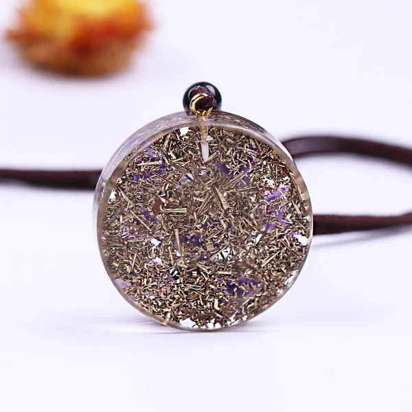 Dos du pendentif orgonite améthyste : copeaux de métal dans la résine