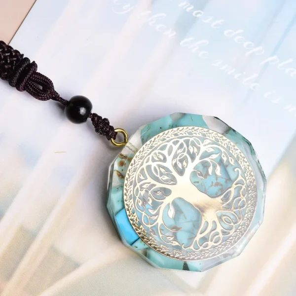 Pendentif Orgonite Arbre de Vie Turquoise Pendentif orgonite arbre de vie turquoise, vue de trois quarts