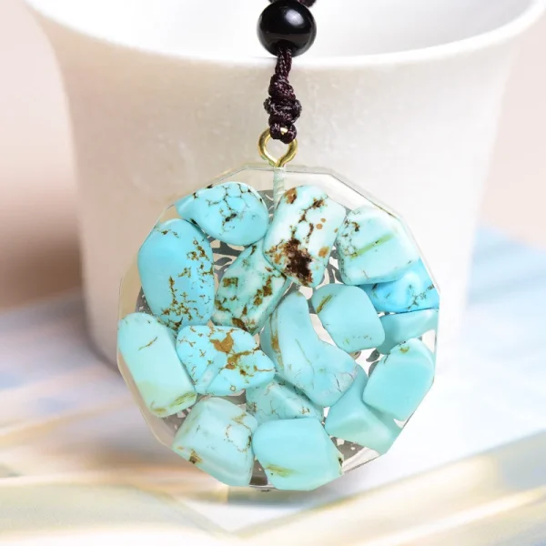 Pendentif Orgonite Arbre de Vie Turquoise Dos du pendentif : éclats de pierre bleu turquoise dans la résine