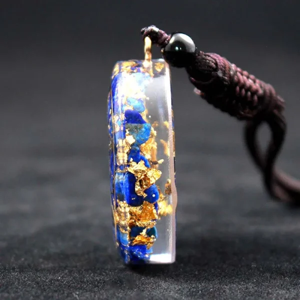Tranche du pendentif orgonite lapis-lazuli, 11 mm d’épaisseur