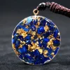 Dos du pendentif orgonite : éclats de lapis-lazuli et feuilles dorées