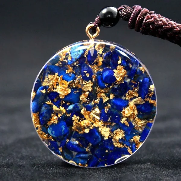Dos du pendentif orgonite : éclats de lapis-lazuli et feuilles dorées