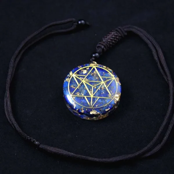 Pendentif orgonite lapis-lazuli sur son cordon tressé