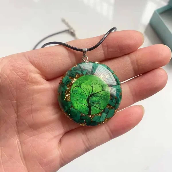Pendentif Orgonite Malachite Arbre de Vie Pendentif orgonite malachite tenu dans la main, 3,5 cm