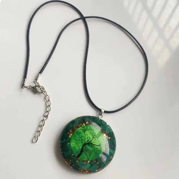 Pendentif Orgonite Malachite Arbre de Vie Pendentif orgonite malachite sur son cordon noir avec chaînette de réglage