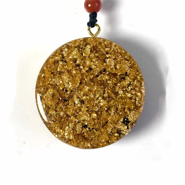 Dos du pendentif : feuilles dorées et éclats noirs dans la résine