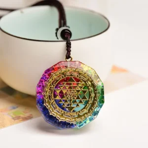 Pendentif Sri Yantra Arc-en-ciel Pendentif Sri Yantra arc-en-ciel, vue de face