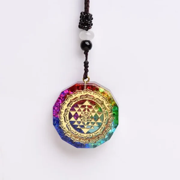 Pendentif Sri Yantra arc-en-ciel sur fond blanc