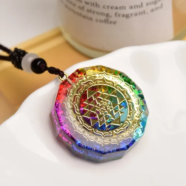 Pendentif Sri Yantra arc-en-ciel, vue de trois quarts