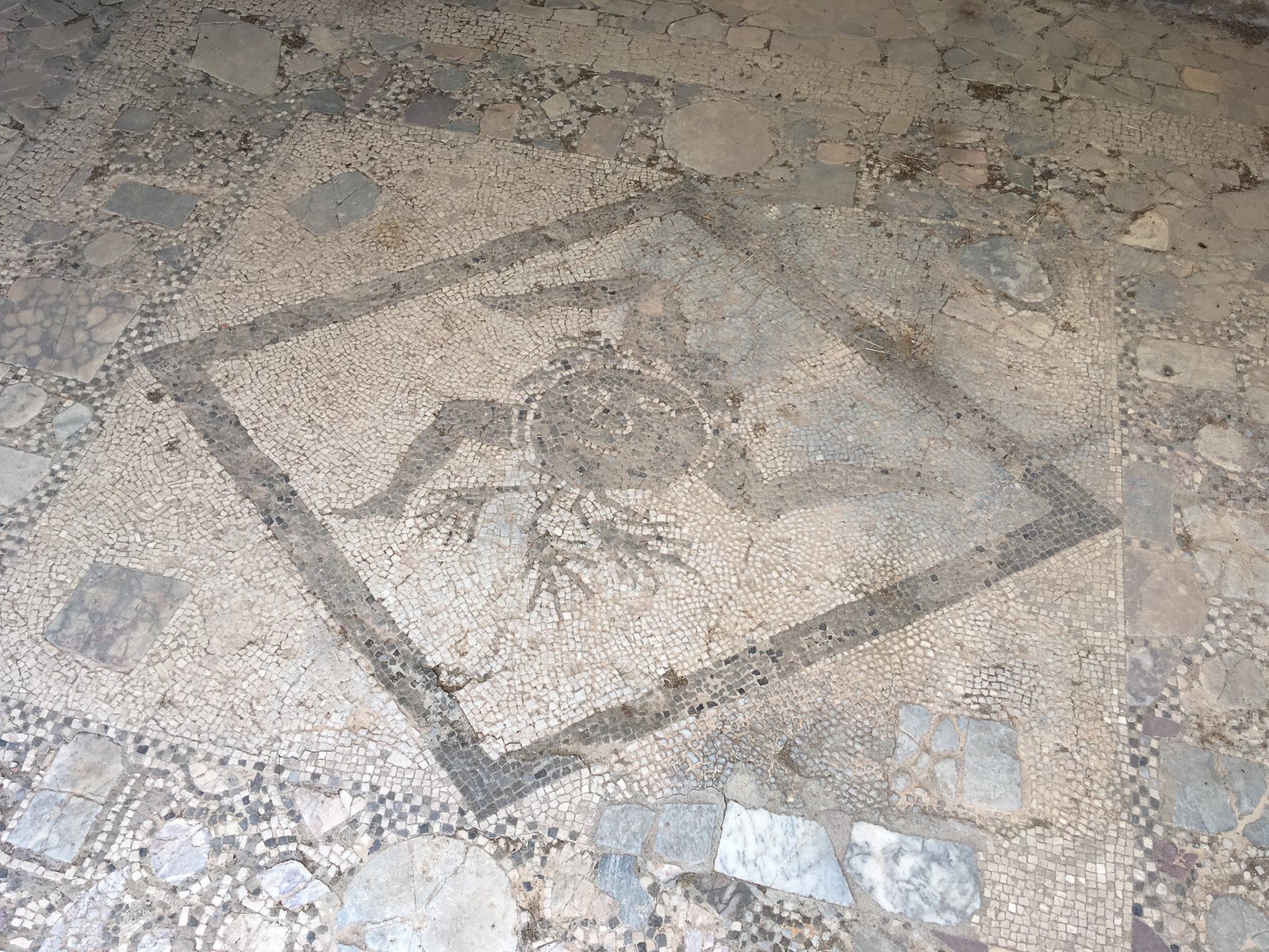 Triskel à trois jambes, ou trinacria, sur une mosaïque antique de Sicile