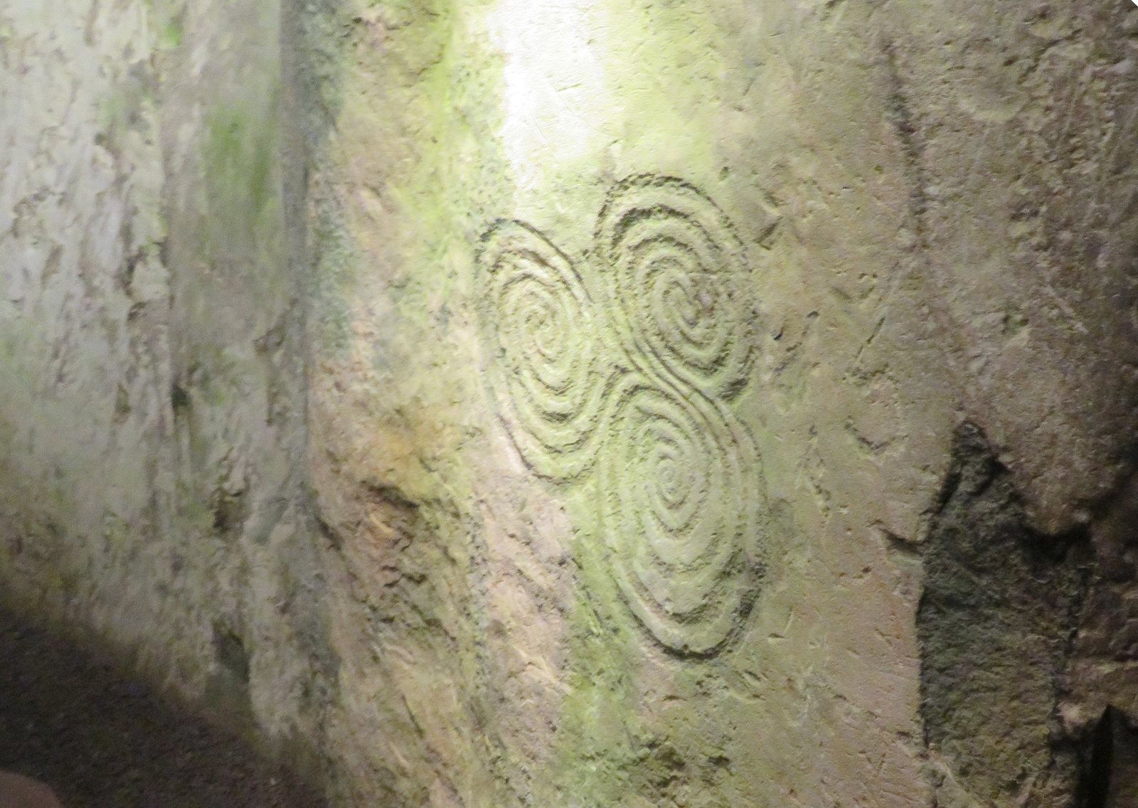 Triskel ancien : triple spirale gravée dans la pierre à Newgrange, en Irlande