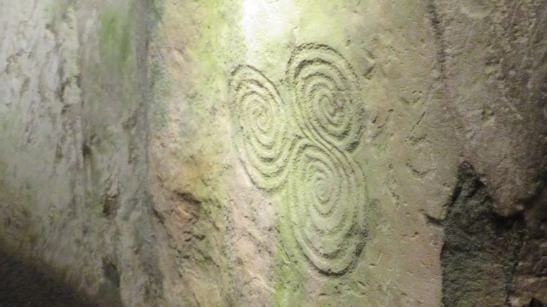 Triskel : triple spirale de Newgrange, Irlande, vers 3200 av. n. è.
